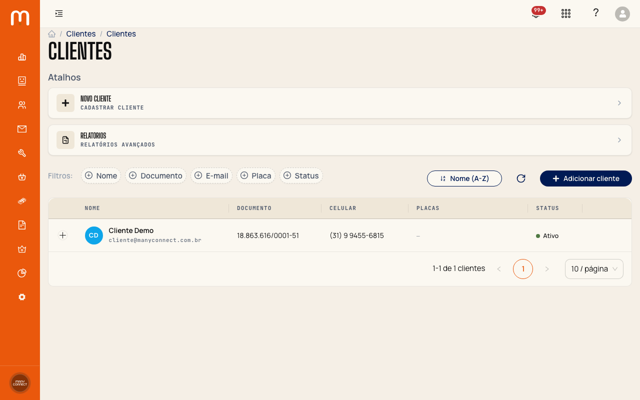 Lista de clientes com filtros de Nome, Documento, E-mail, Placa e Status preenchíveis no topo